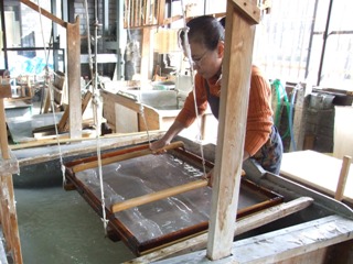 <p>写真：和紙をすいているところ<br />
（提供：（一財）埼玉伝統工芸協会）</p>
